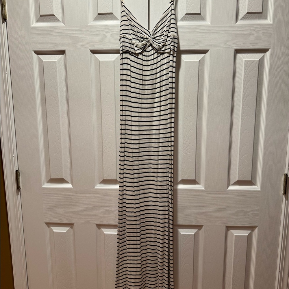 Forever 21 Black and White Sleeveless Maxi Dress
